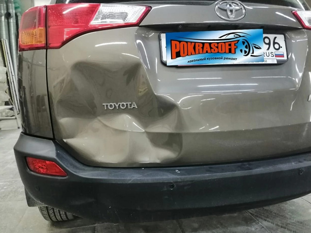 Кузовной ремонт Toyota RAV4 после ДТП в Екатеринбурге — до